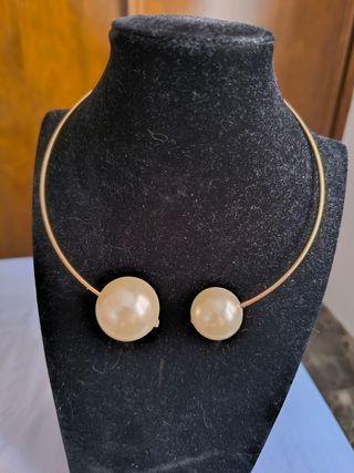 Collar dorado con perlas