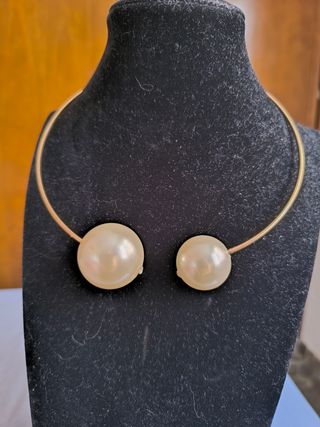 Collar dorado con perlas