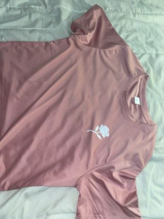 T-shirt rosa com estampa de flor