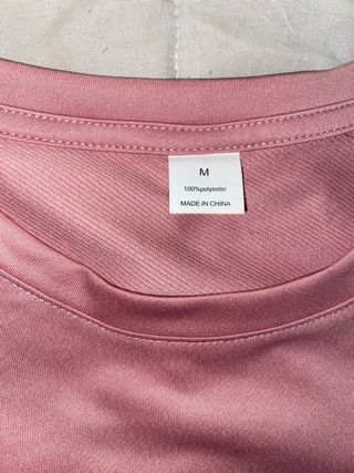 T-shirt rosa com estampa de flor