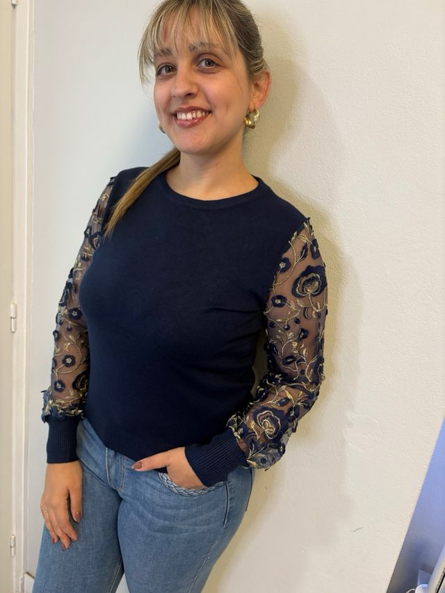 Camisola azul com mangas em renda