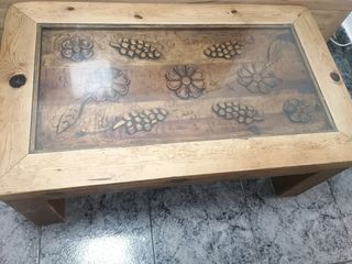 Mesa de centro de madera con tapa de cristal