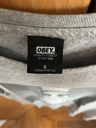 Camiseta OBEY gris con estampado