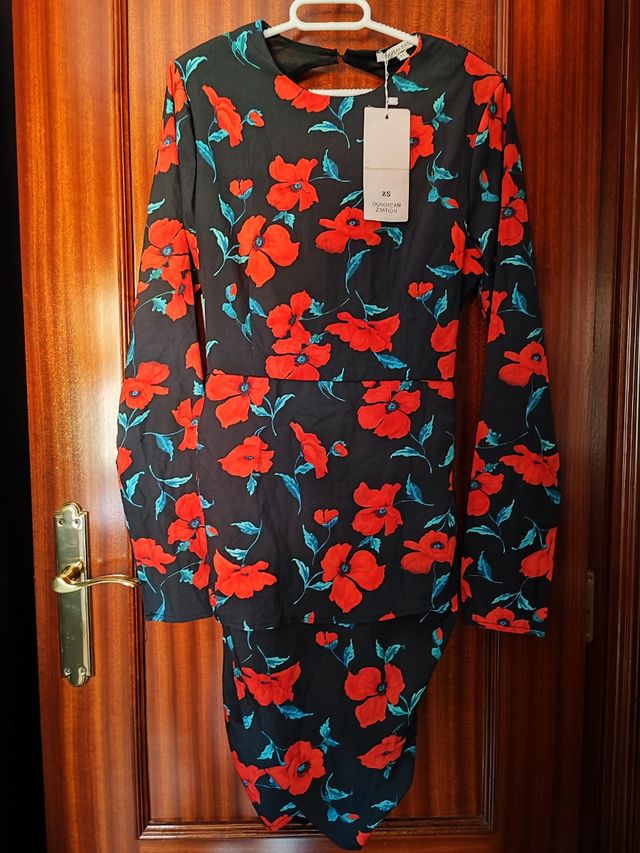 Vestido estampado floral negro y rojo Talla XS