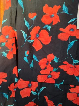 Vestido estampado floral negro y rojo Talla XS