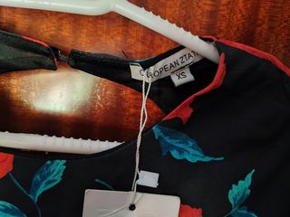 Vestido estampado floral negro y rojo Talla XS