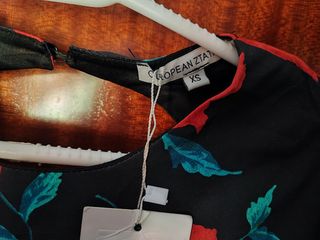 Vestido estampado floral negro y rojo Talla XS