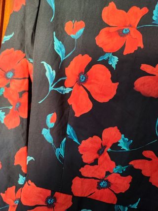 Vestido estampado floral negro y rojo Talla XS
