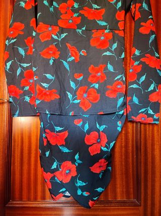 Vestido estampado floral negro y rojo Talla XS
