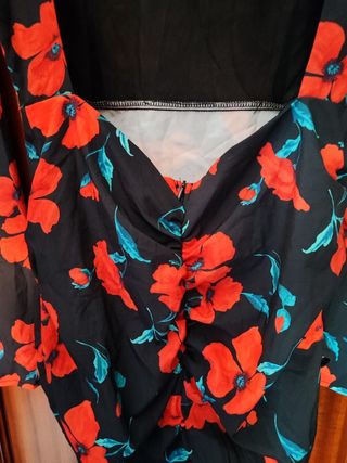 Vestido estampado floral negro y rojo Talla XS