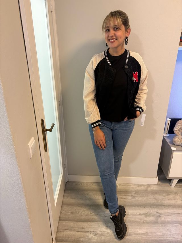 Casaco colegial preto e bege