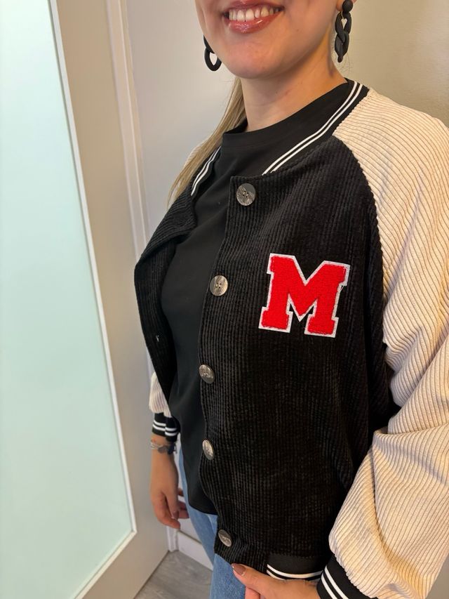 Casaco colegial preto e bege