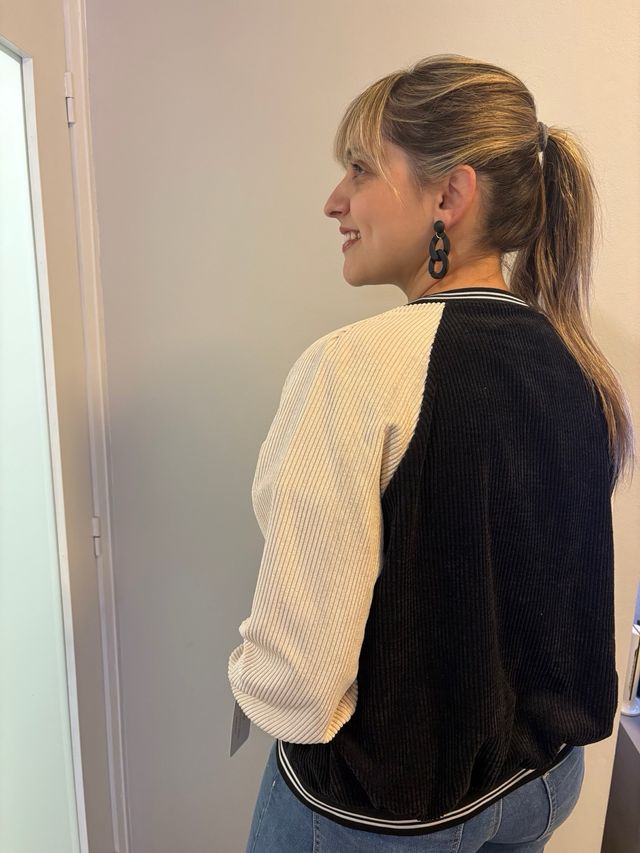 Casaco colegial preto e bege