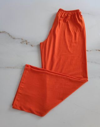 Pantalón naranja pierna ancha