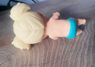 Muñeco bebé blandito con biberón Rosa