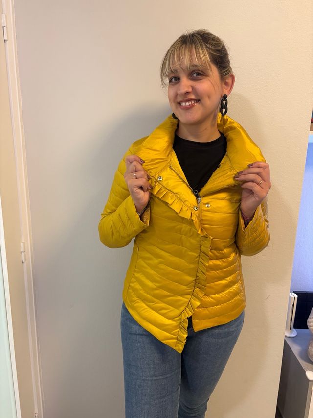 Casaco bomber amarelo com folhos