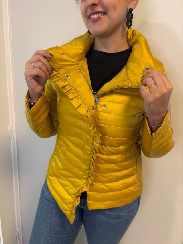 Casaco bomber amarelo com folhos