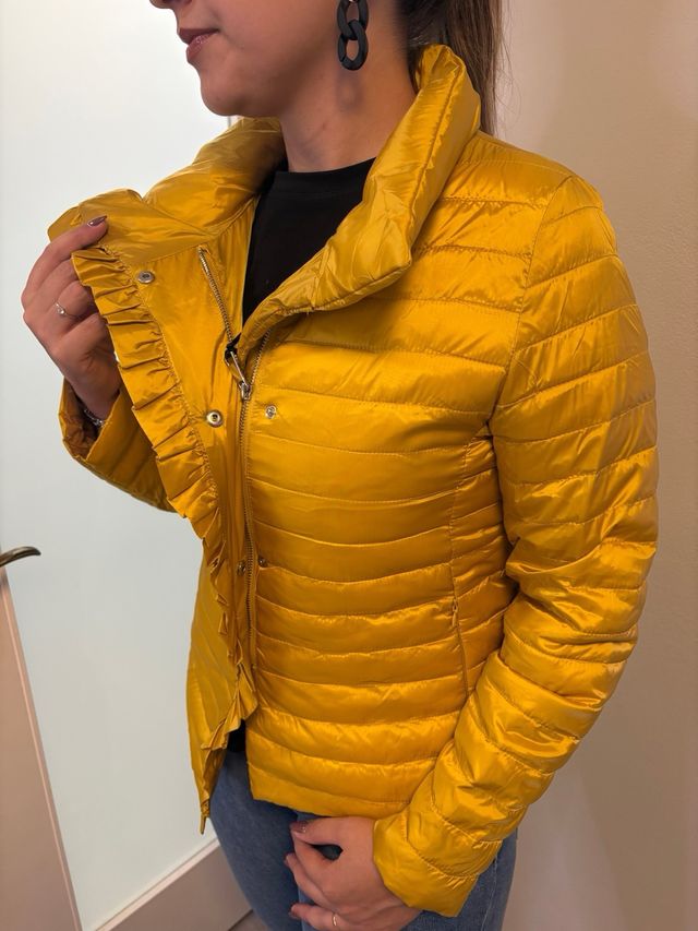 Casaco bomber amarelo com folhos