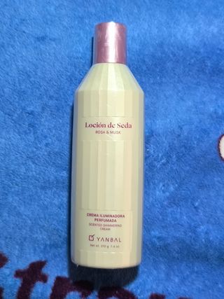 Loción Iluminadora perfumada de Seda Rosa y Musk