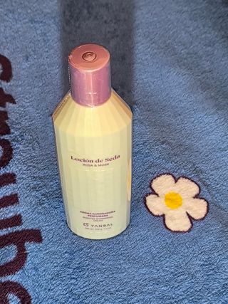 Loción Iluminadora perfumada de Seda Rosa y Musk
