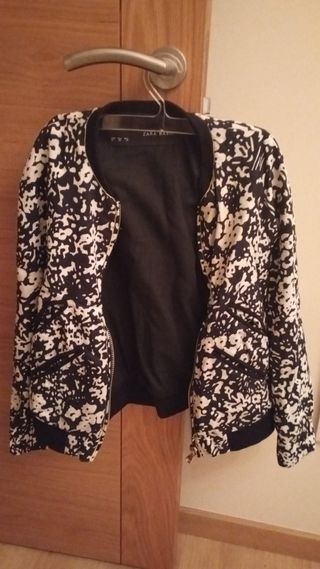 Bomber Zara Estampada Talla XS
