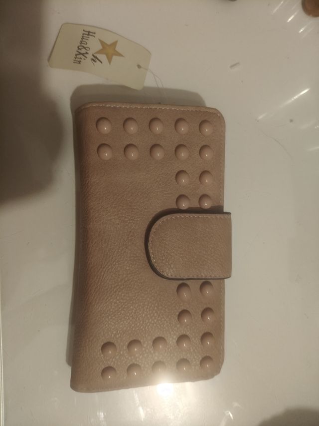 Monedero de mano con tachuelas