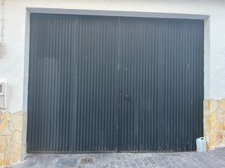 Puerta de garaje o cochera metálica de hierro