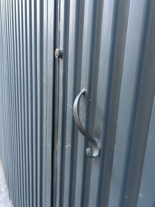 Puerta de garaje o cochera metálica de hierro