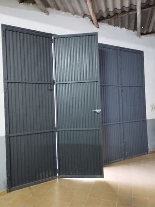 Puerta de garaje o cochera metálica de hierro