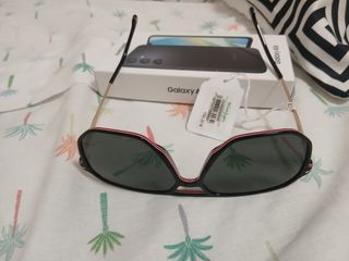 Gafas de sol Carrera negras y doradas