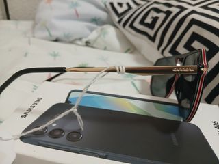 Gafas de sol Carrera negras y doradas