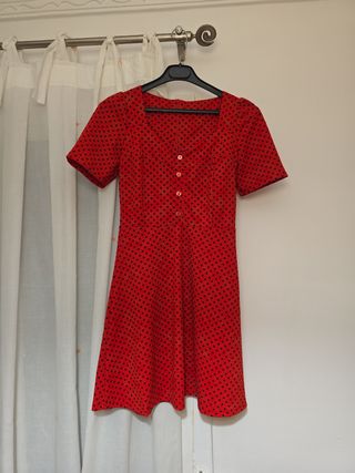 Vestido rojo con lunares negros
