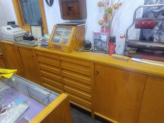 Mostrador y estantería de vitrina