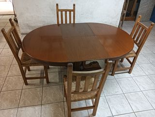Tavolo Ovale con 4 Sedie in Legno