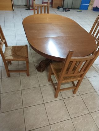 Tavolo Ovale con 4 Sedie in Legno