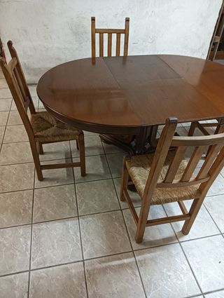 Tavolo Ovale con 4 Sedie in Legno