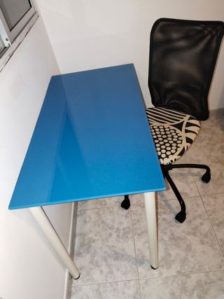 Mesa Escritorio azul y silla negra de IKEA