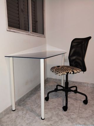 Mesa Escritorio azul y silla negra de IKEA