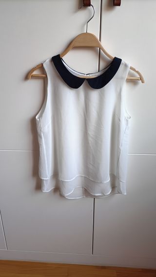 Blusa sin mangas cuello Peter Pan negro.
