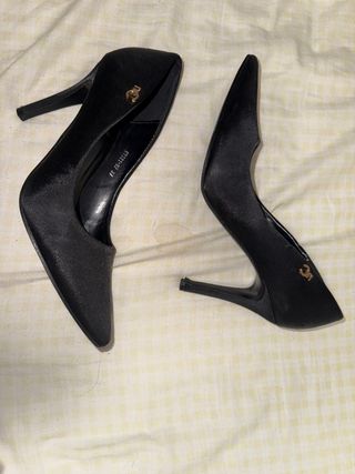 Tacones negros talla 37
precio negociable