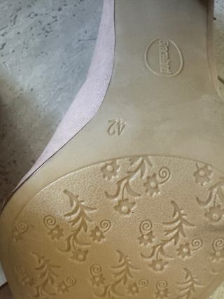 Zapatos de tacón dorados y rosas