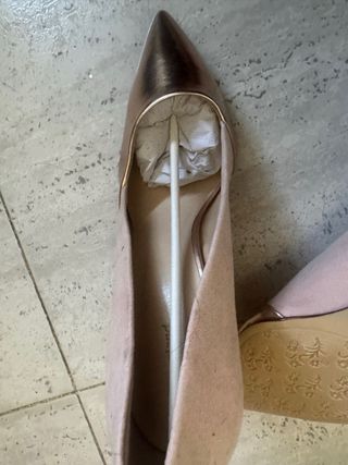 Zapatos de tacón dorados y rosas