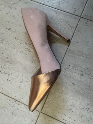 Zapatos de tacón dorados y rosas