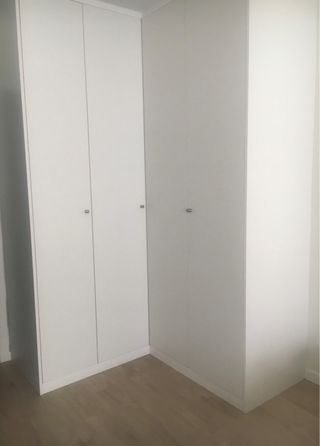 Mobile ad angolo in legno bianco