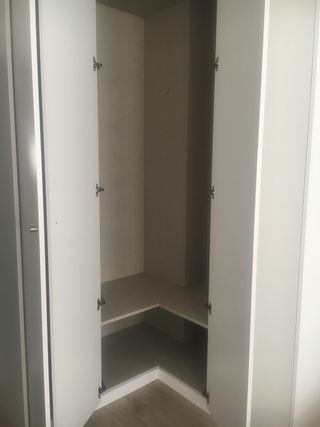 Mobile ad angolo in legno bianco