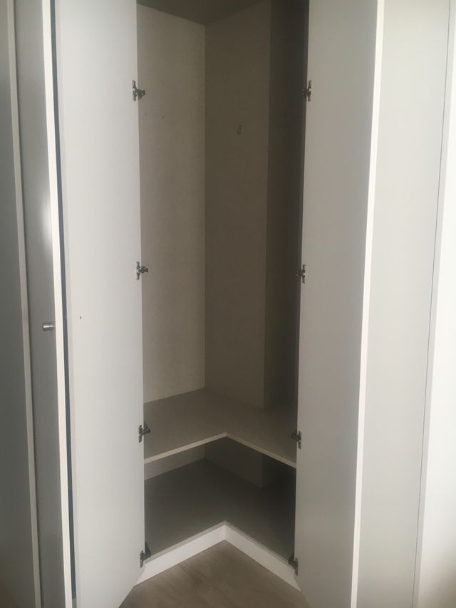 Mobile ad angolo in legno bianco