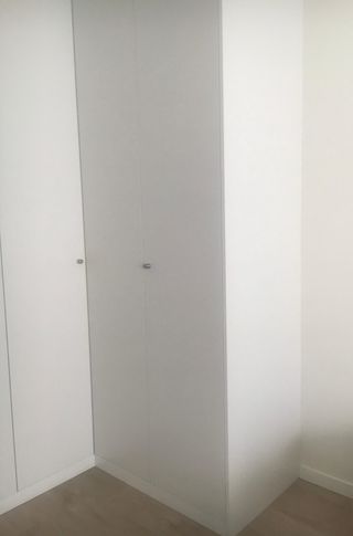 Mobile ad angolo in legno bianco