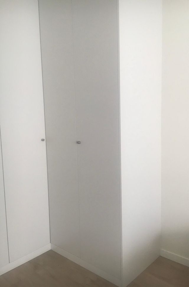 Mobile ad angolo in legno bianco