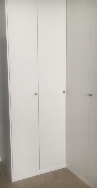 Mobile ad angolo in legno bianco