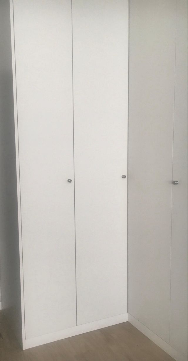 Mobile ad angolo in legno bianco